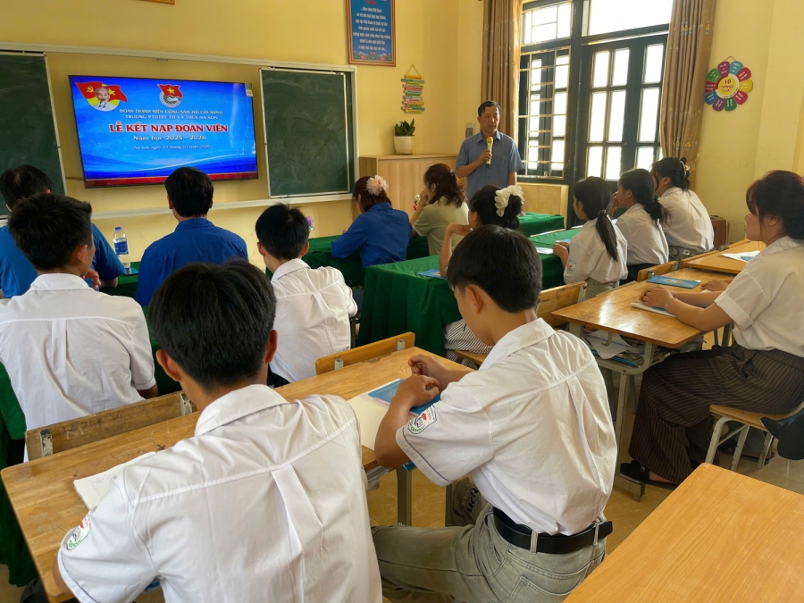 TRƯỜNG PTDTBT TH&THCS NA SON KẾT NẠP ĐOÀN VIÊN MỚI